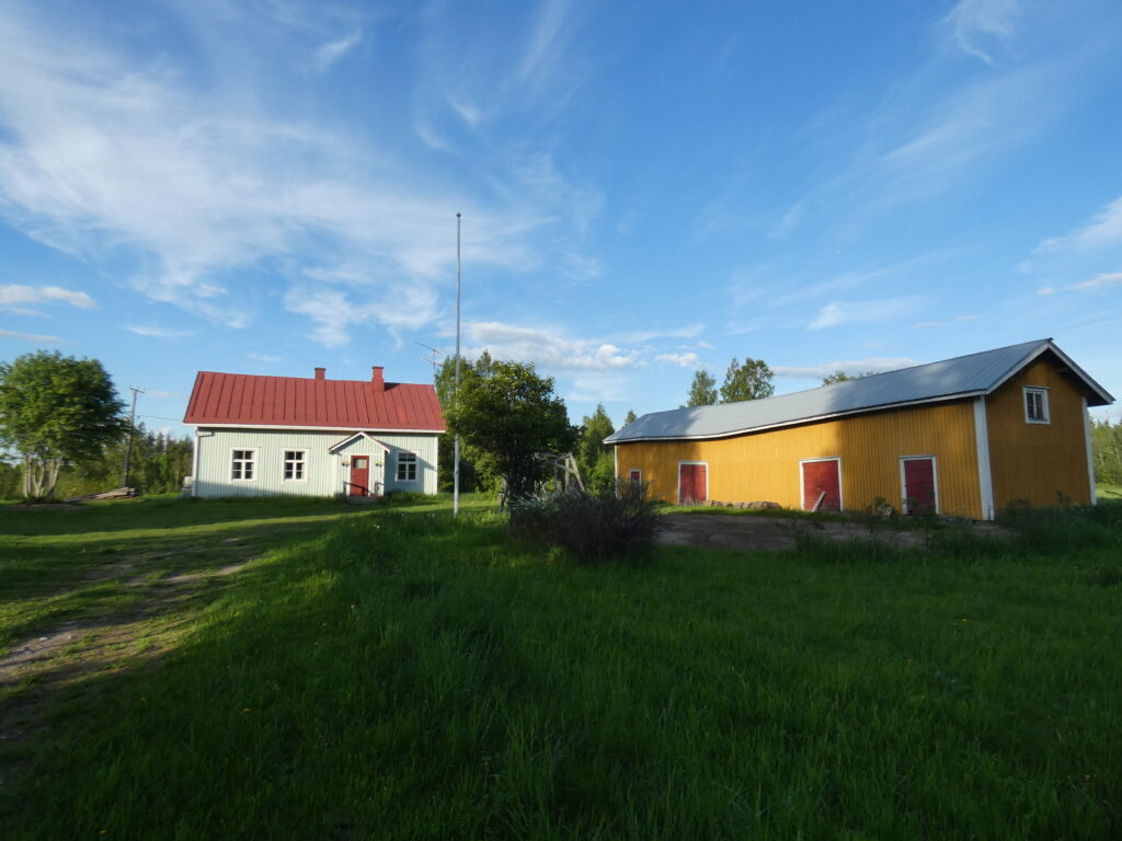 Vanhan maalaistalon pihapiiri